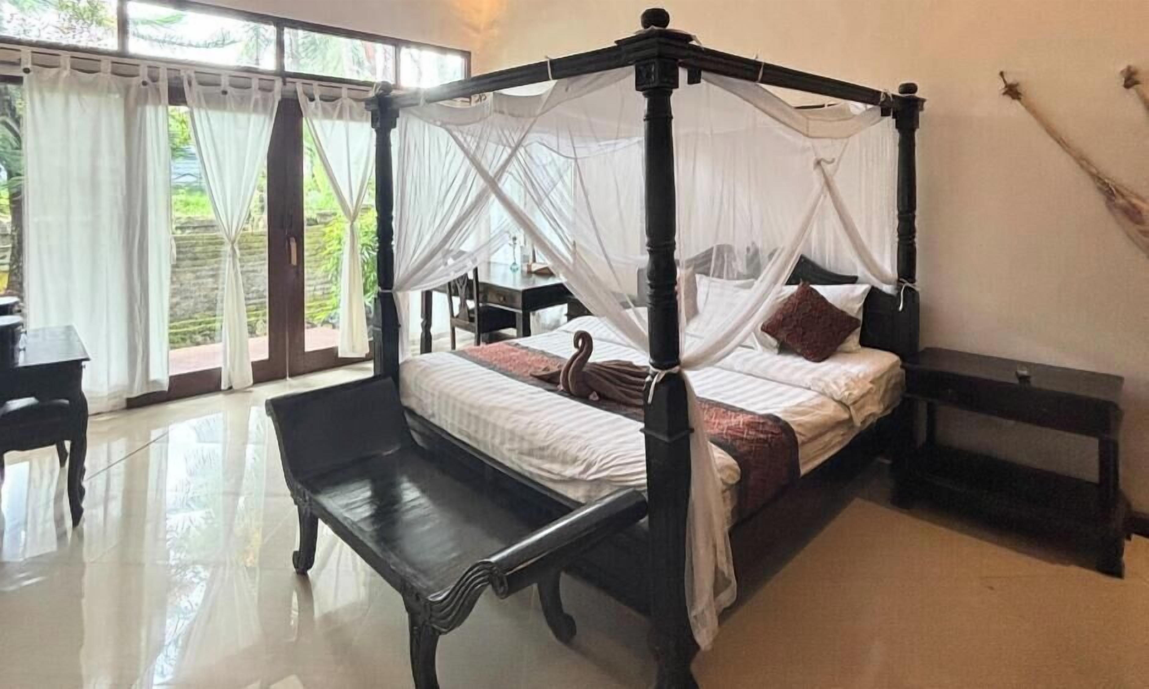 Caja de seguridad en la habitación, escritorio y cortinas blackout 