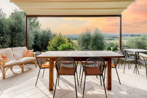 Outdoor dining - Villa Capanna: A Window onto Tuscany (Vico dʼArbia)