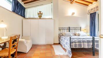 Een strijkplank/strijkijzer, wifi, beddengoed