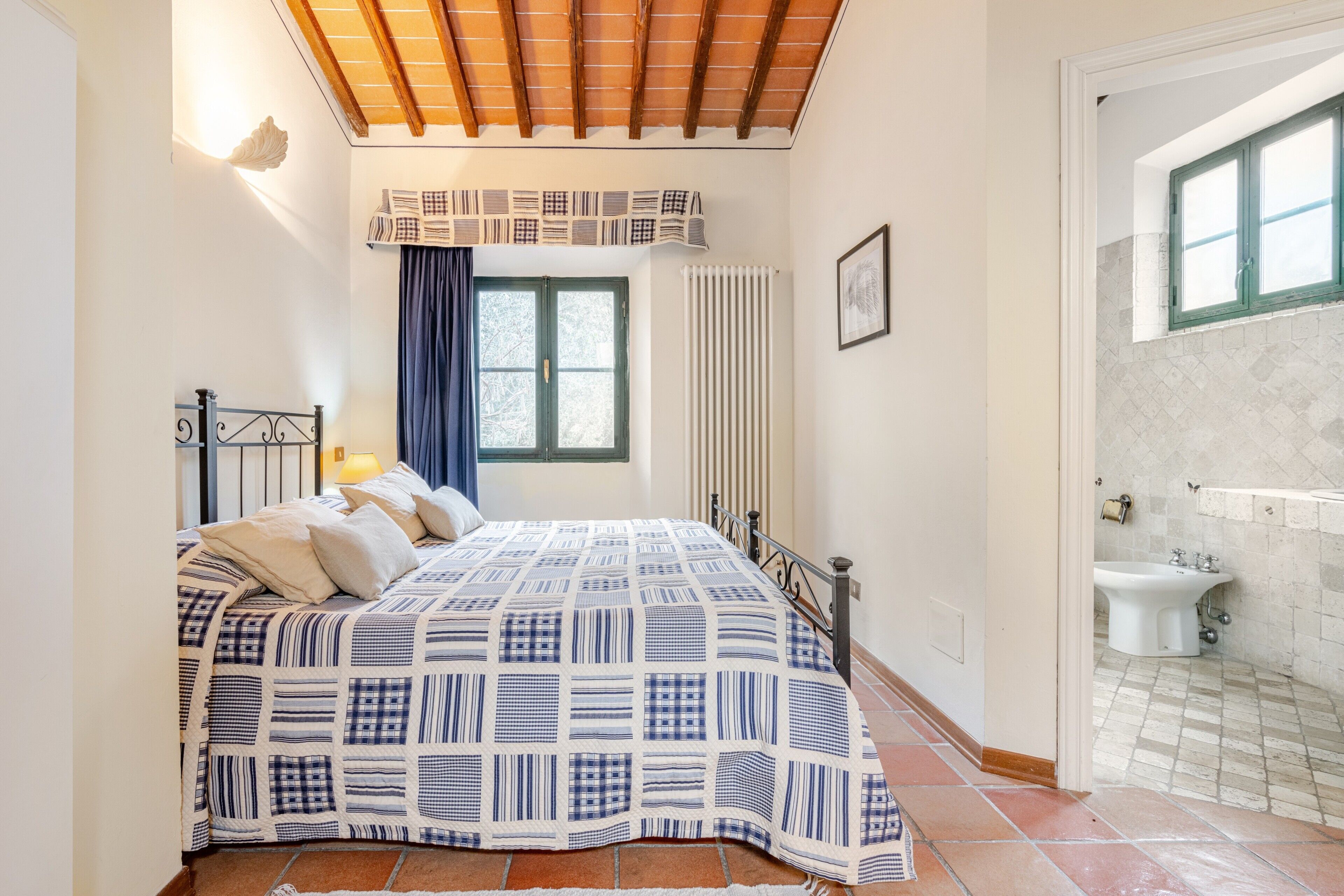 Tabla de planchar con plancha, wifi y ropa de cama 