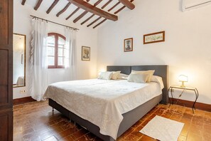 Iron/ironing board, WiFi, bed sheets - Villa Torre Among the Hills of Siena (Vico dʼArbia)