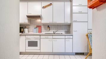 Køleskab, mikrobølgeovn, ovn, kogeplade