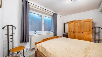 Tabla de planchar con plancha, wifi y ropa de cama