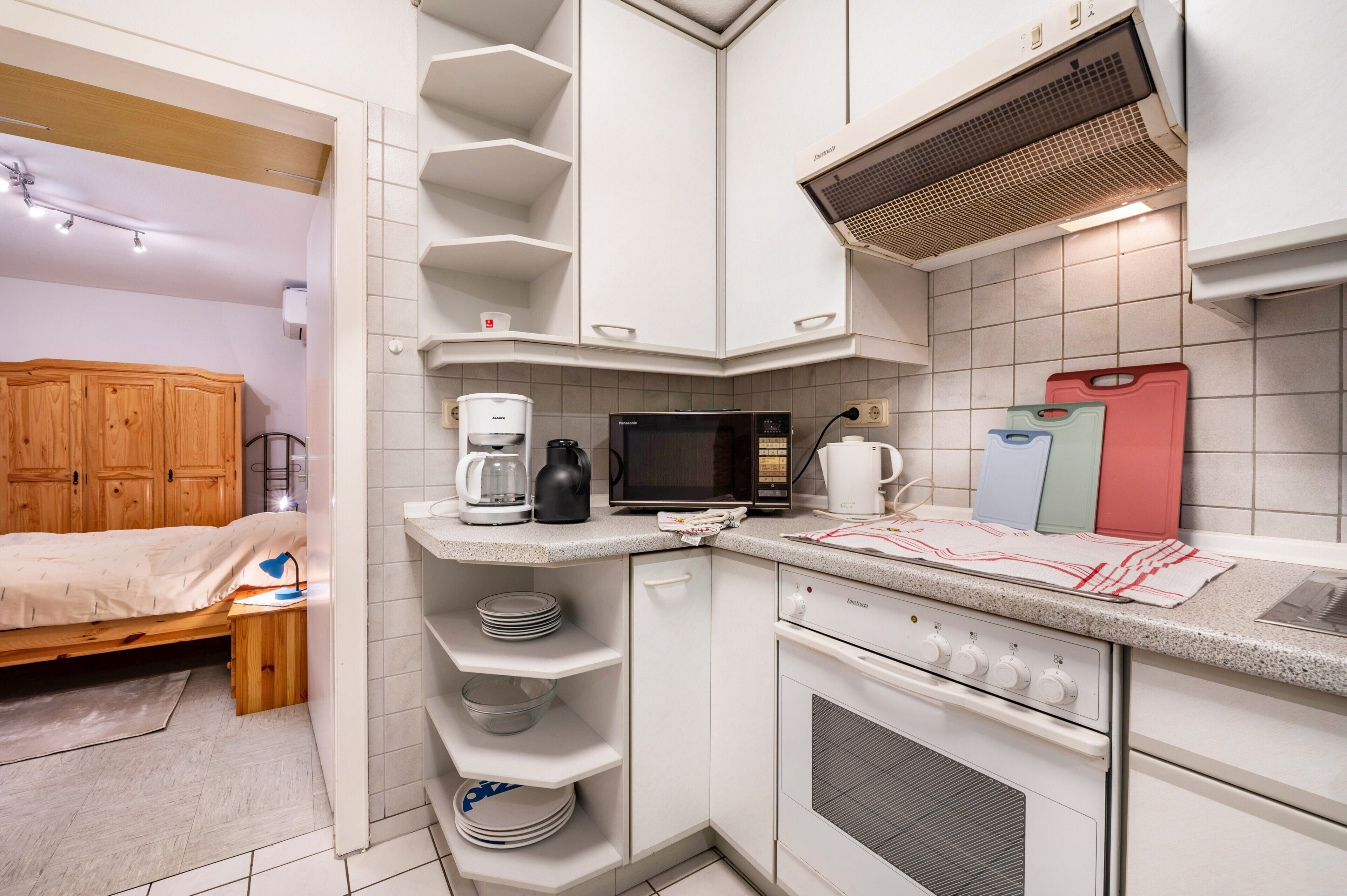 Køleskab, mikrobølgeovn, ovn, kogeplade