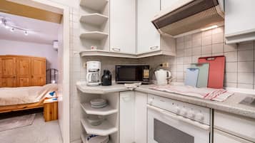 Køleskab, mikrobølgeovn, ovn, kogeplade