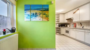 Køleskab, mikrobølgeovn, ovn, kogeplade