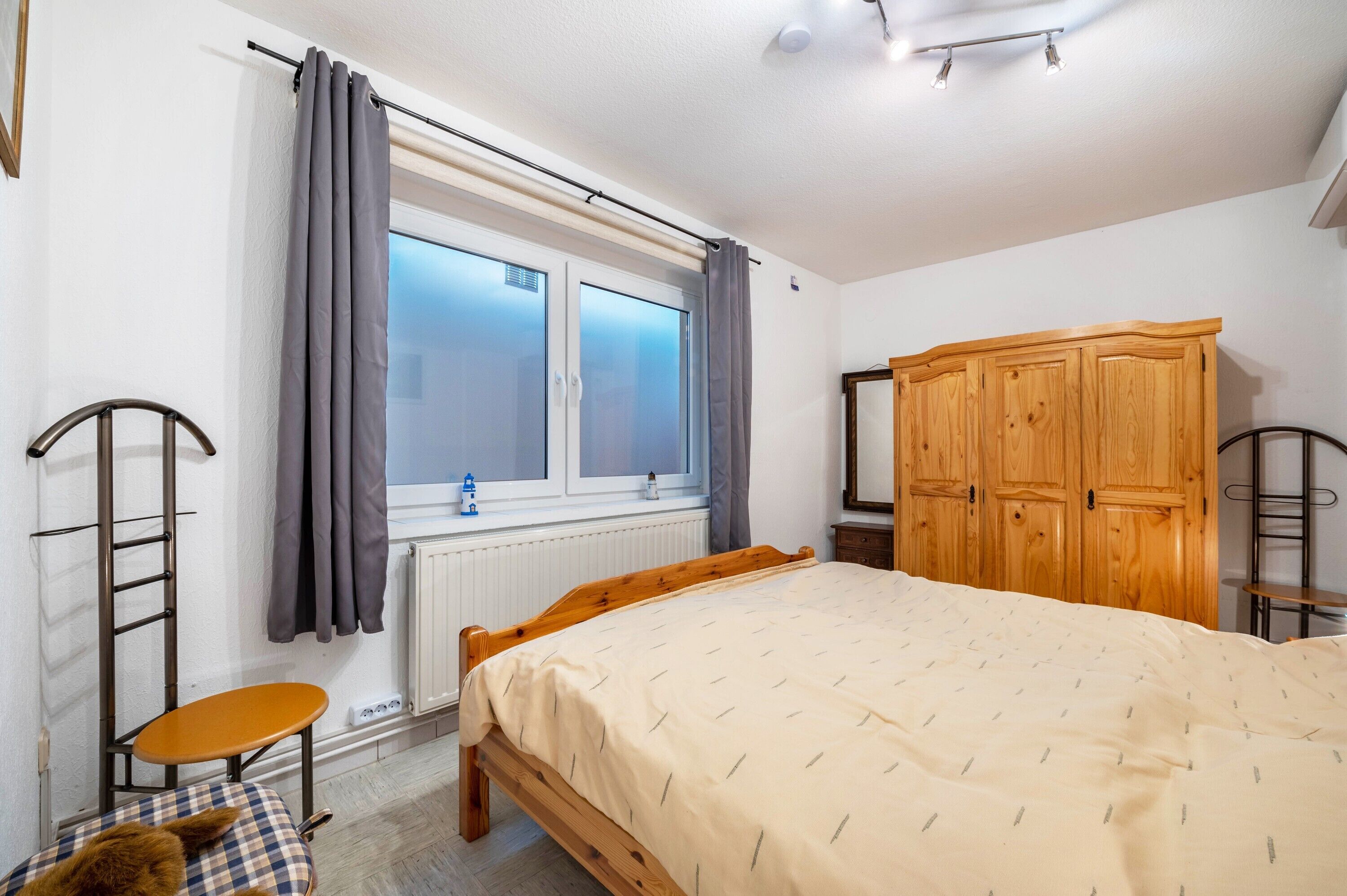 Tabla de planchar con plancha, wifi, ropa de cama