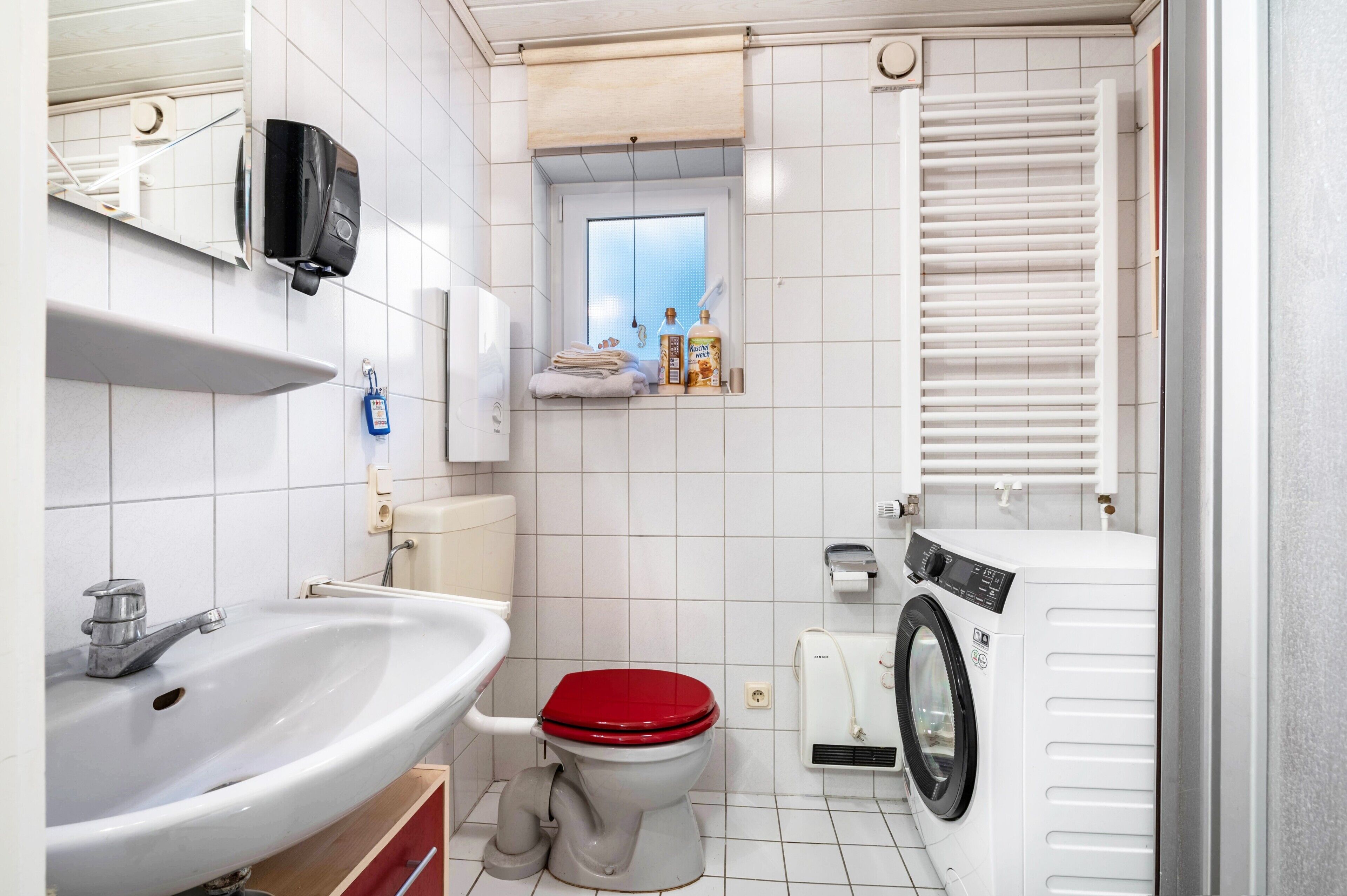 Regadera, secadora de cabello, toallas 