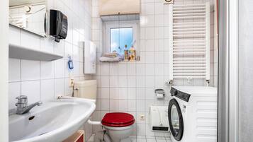 Regadera, secadora de cabello, toallas