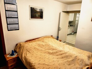 Tabla de planchar con plancha, wifi y ropa de cama