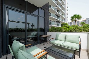 Terrace/patio - Modern Studio in Azizi Riviera 46 w/ Pool & Gym (Dubai)