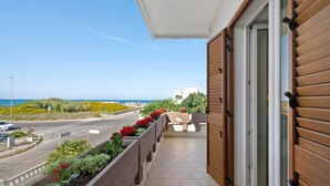 A balcony with a view of the sea, a paved walkway, and a wooden door. - Villa 'La Dimora di Patty' with Sea View, Wi-Fi and Air Conditioning (San Cataldo)
