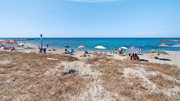 A beach with people, umbrellas, and a clear sky. - Villa 'La Dimora di Patty' with Sea View, Wi-Fi and Air Conditioning (San Cataldo)