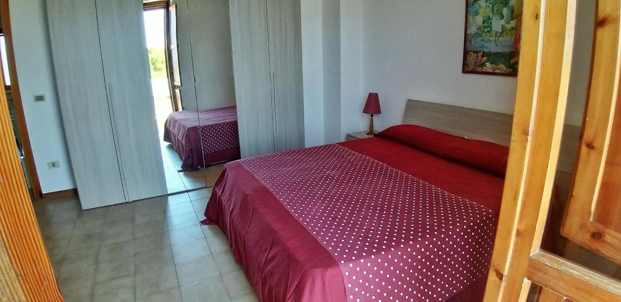 Tabla de planchar con plancha, wifi y ropa de cama 