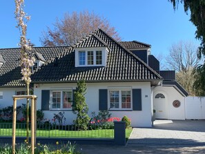 Exterior - Holiday Home 'Feel at Home in Different Spaces' with Wi-Fi (Heide)