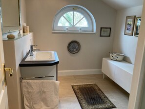 Douche, sèche-cheveux, serviettes fournies