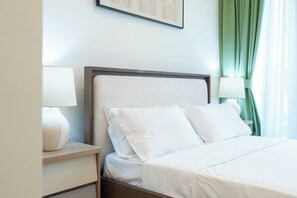 Deluxe studio, balkon | Luxe beddengoed, bedden met traagschuimmatras, verduisterende gordijnen