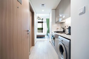 Deluxe Studio, Balcony | Private kitchen - Modern Studio in Azizi Riviera 46  (Dubai)