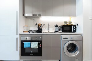 Deluxe studio, balkon | Privékeuken | Een koelkast, een magnetron, een oven, een kookplaat