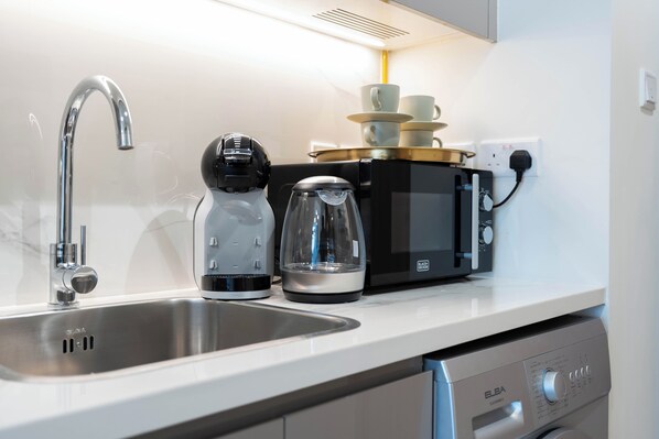 Deluxe studio, balkon | Privékeuken | Een koelkast, een magnetron, een oven, een kookplaat