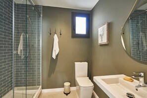 Shower, hair dryer - 1-BR flat with terrace -Eixample (Barcelona)