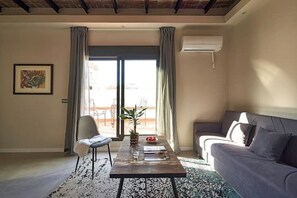 Living area - 1-BR flat with terrace -Eixample (Barcelona)