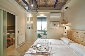 Iron/ironing board, WiFi, bed sheets - 2BR flat with terrace - Eixample (Barcelona)