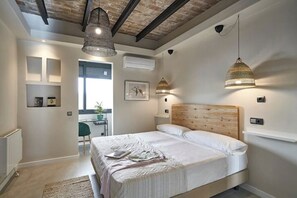 Iron/ironing board, WiFi, bed sheets - 2BR flat with terrace - Eixample (Barcelona)