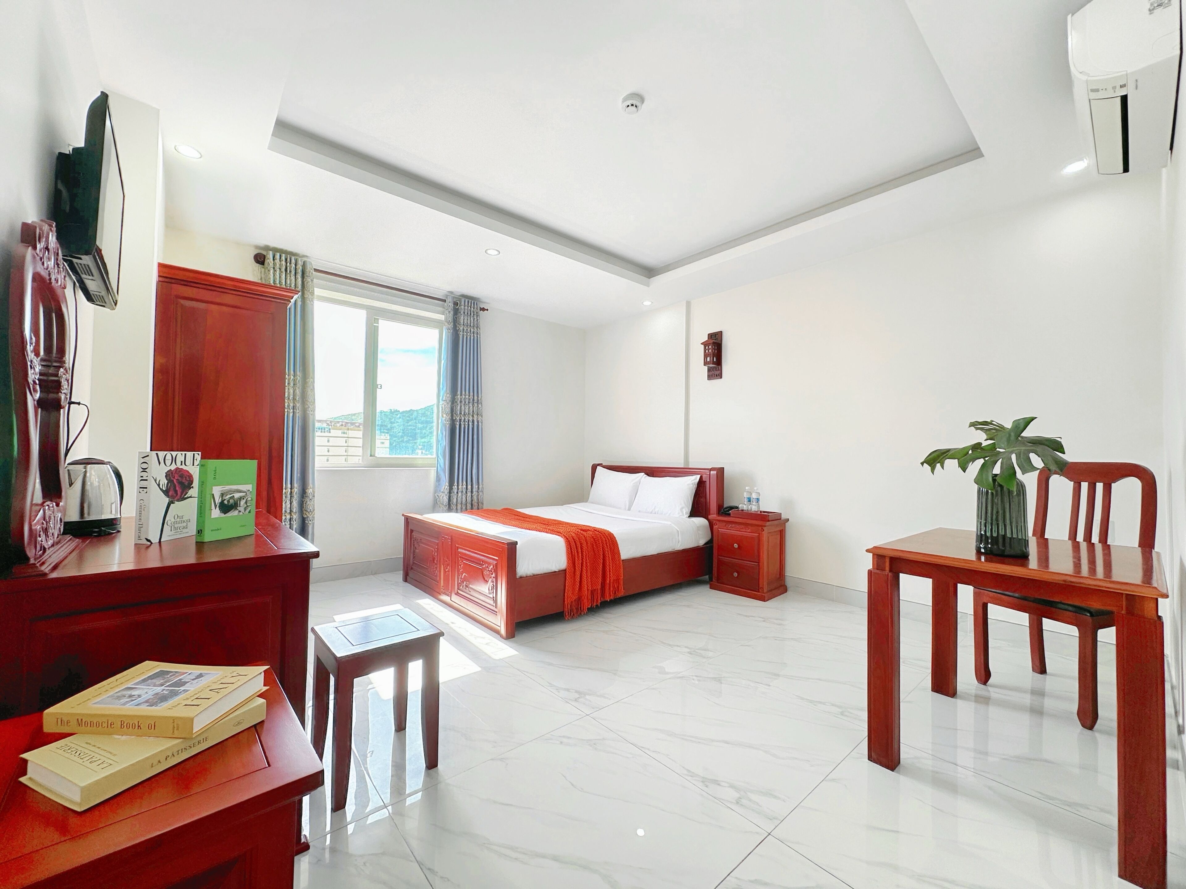 Deluxe-Doppelzimmer, Stadtblick | Laptopgeeigneter Arbeitsplatz, Verdunkelungsvorhänge