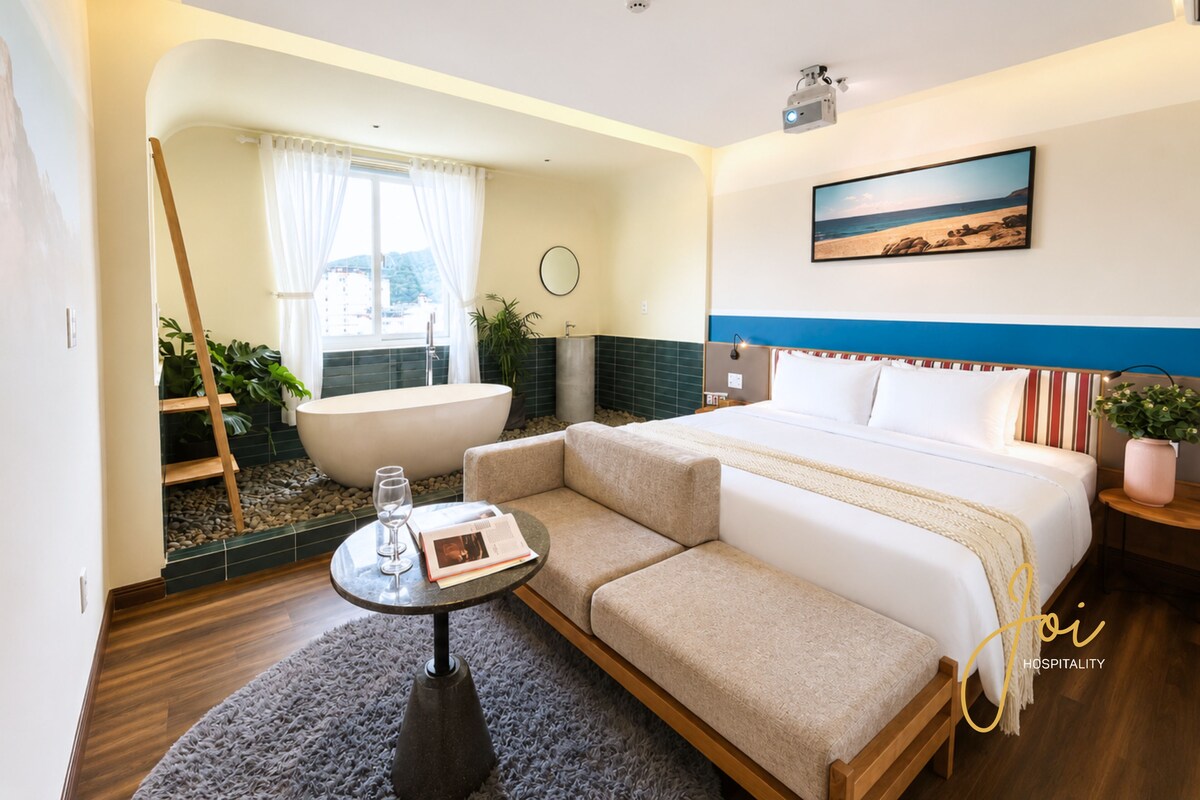 Design Δωμάτιο, μπανιέρα με υδρομασάζ, Θέα στην Πόλη | Χώρος εργασίας για λάπτοπ, κουρτίνες συσκότισης, σίδερο/σιδερώστρα 