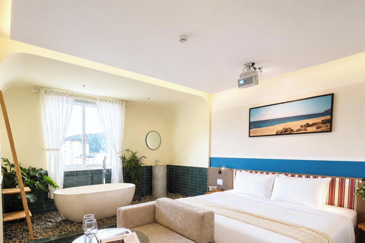Design Room, Hot Tub, City View | Laptop workspace, blackout curtains, iron/ironing board (on request)