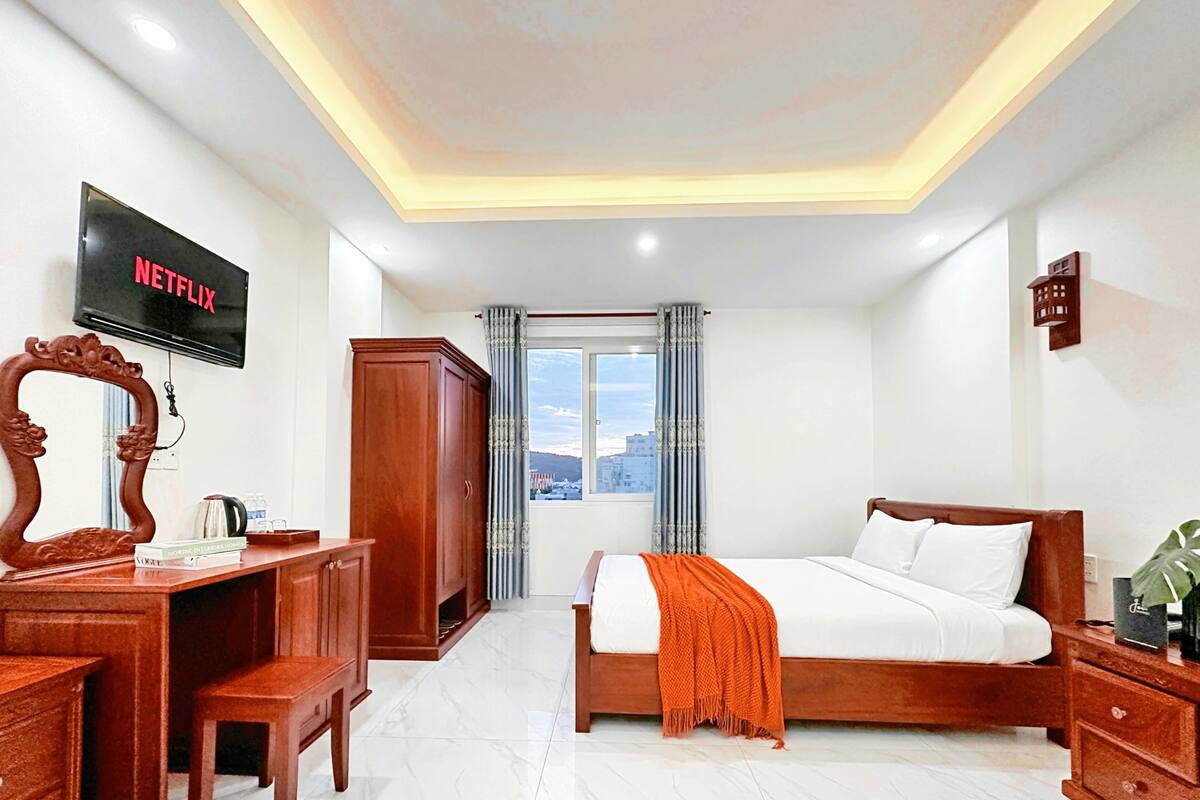 Kahden hengen deluxe-huone, kaupunkinäköala | Kannettavalle tietokoneelle sopiva työtila, pimennysverhot