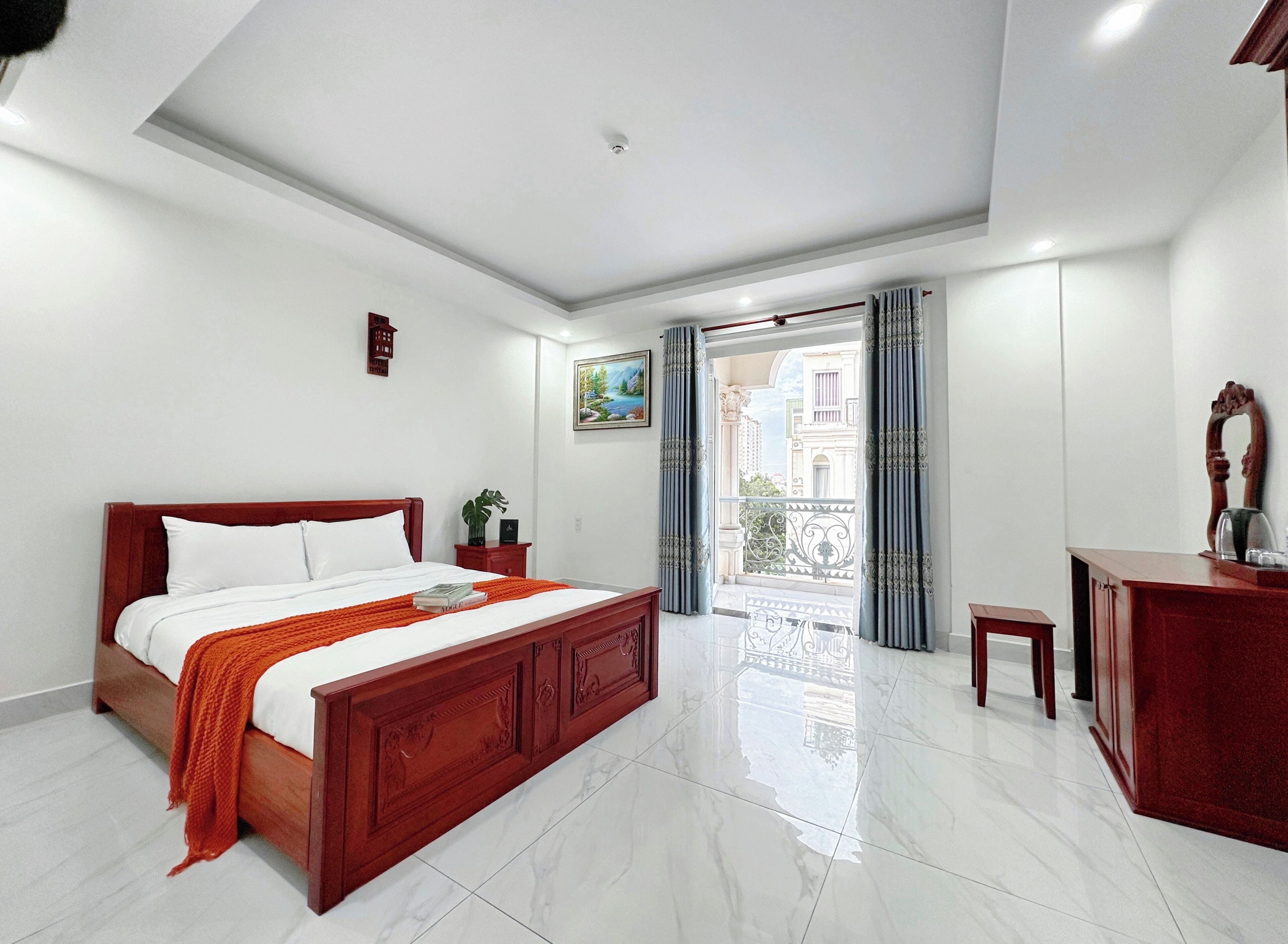 Habitación doble Deluxe, balcón | Espacio para trabajar con laptop y cortinas blackout 