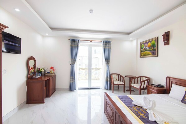 مساحة عمل للكمبيوتر المحمول وستائر تعتيم ومكواة/لوح كي وواي فاي مجانًا