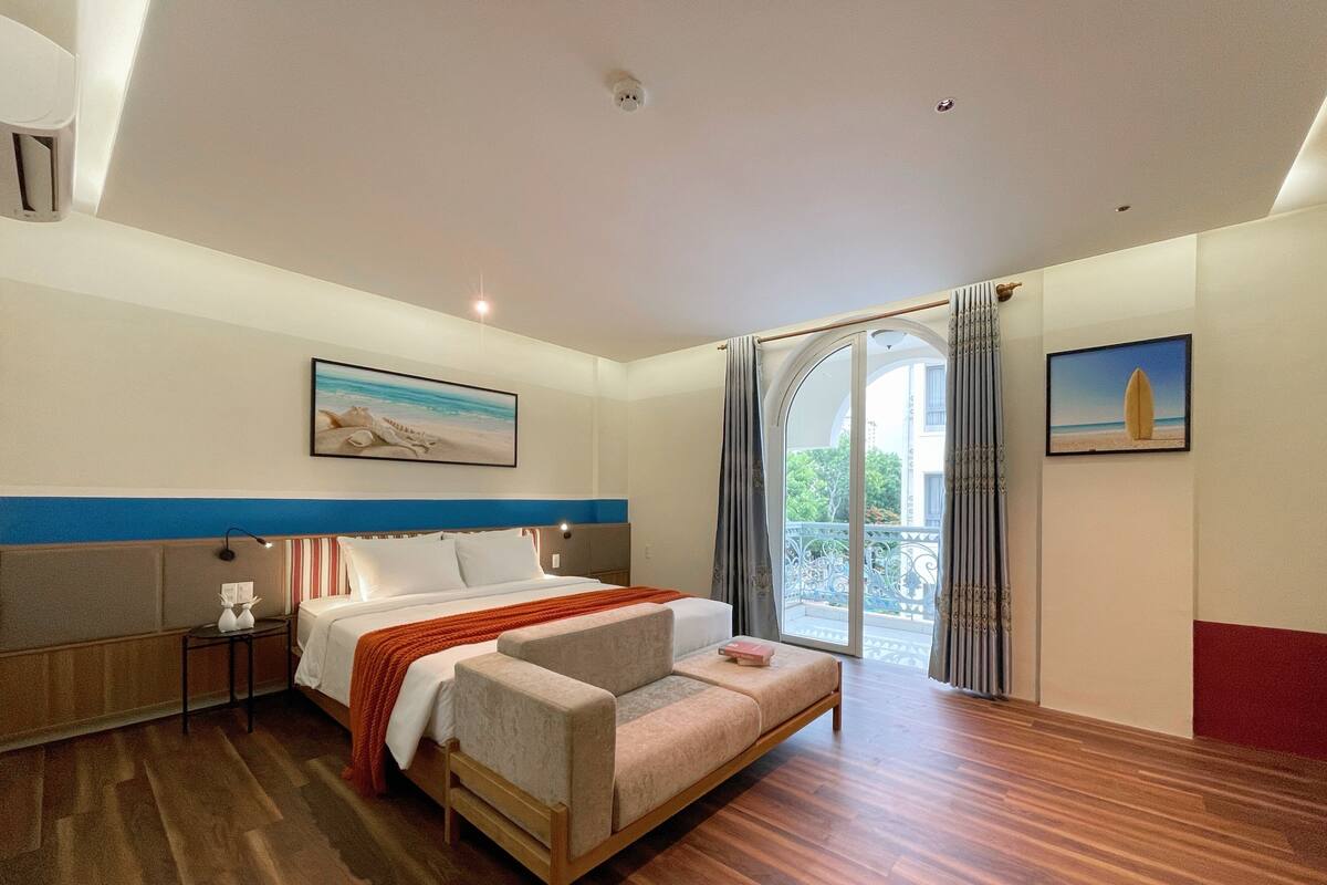 Signature Room, Balcony, City View | Laptop workspace, blackout curtains, iron/ironing board (on request)