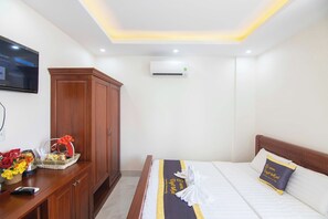 مساحة عمل للكمبيوتر المحمول وستائر تعتيم ومكواة/لوح كي وواي فاي مجانًا