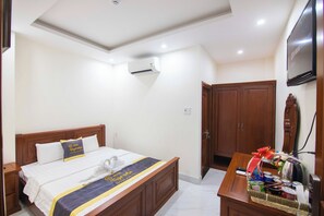 مساحة عمل للكمبيوتر المحمول وستائر تعتيم ومكواة/لوح كي وواي فاي مجانًا