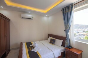 مساحة عمل للكمبيوتر المحمول وستائر تعتيم ومكواة/لوح كي وواي فاي مجانًا