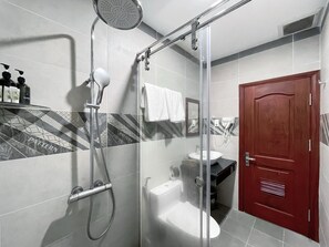 Dobbeltrom – superior, byutsikt | Bad | Dusj, hårføner, tøfler og håndklær