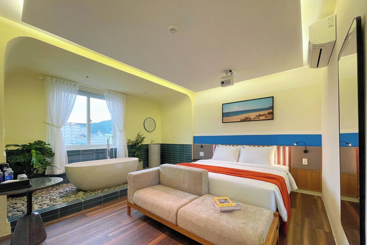 Design Room, Hot Tub, City View | Laptop workspace, blackout curtains, iron/ironing board (on request)