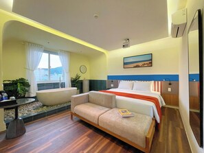 Design kamer, hot tub, uitzicht op stad | Een laptopwerkplek, verduisterende gordijnen