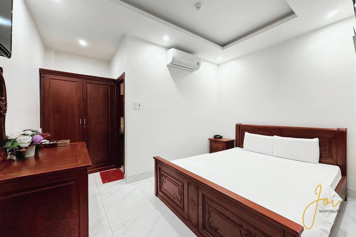 Espacio para trabajar con laptop y cortinas blackout