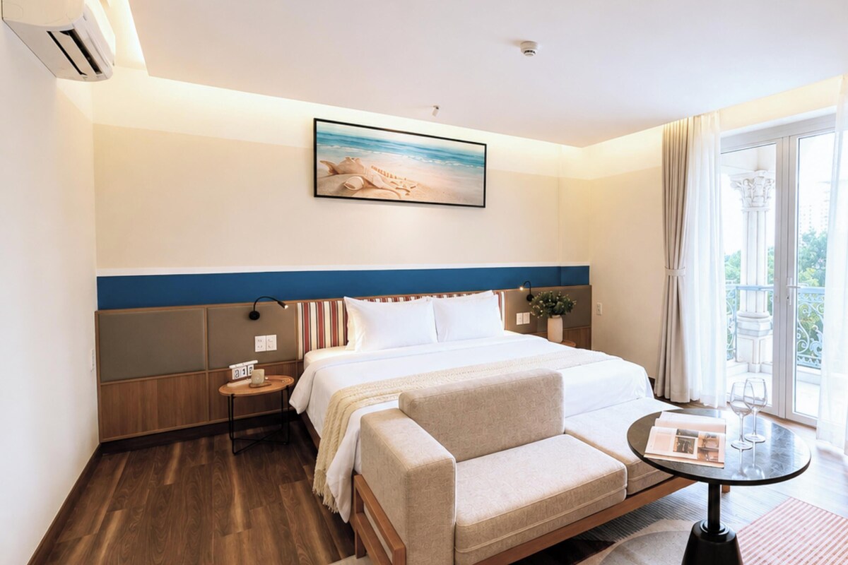 Signature Room, Balcony, City View | Laptop workspace, blackout curtains, iron/ironing board (on request)