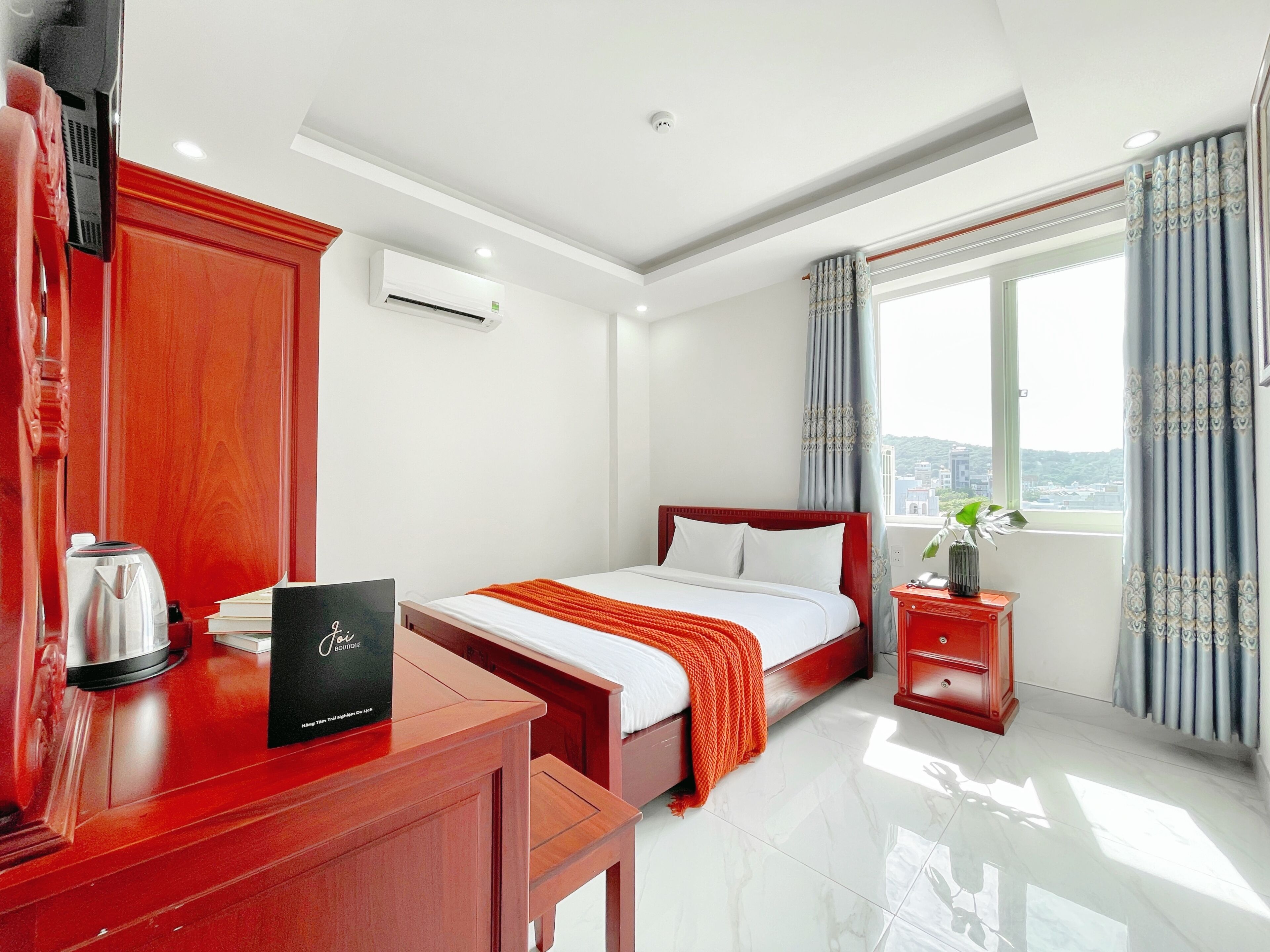 Laptop workspace, blackout curtains, iron/ironing board, free WiFi