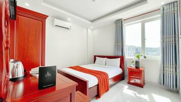 Laptop workspace, blackout curtains, iron/ironing board, free WiFi