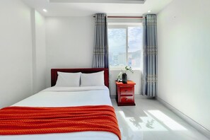 Espacio para trabajar con laptop y cortinas blackout 