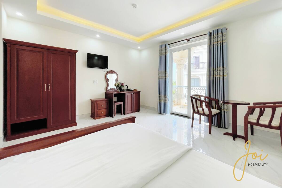Deluxe Double Room, Balcony | Laptop workspace, blackout drapes, iron/ironing board, free WiFi