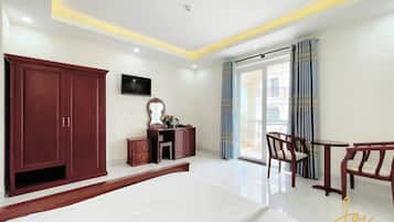 Chambre Double Deluxe, balcon | Espace de travail pour ordinateur portable, rideaux occultants