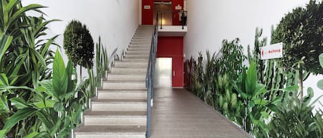 المنشأة من الداخل