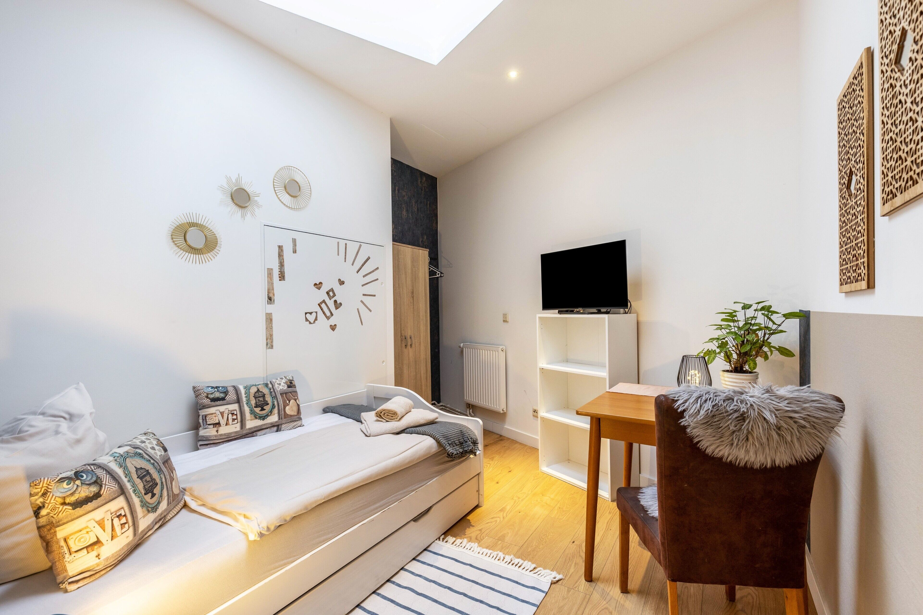 Iron/ironing board, WiFi, bed sheets, wheelchair access